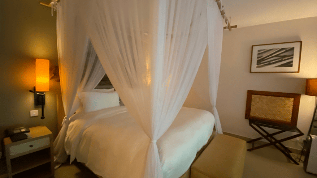 Kempinski Seychelles Schlafzimmer Bett 5