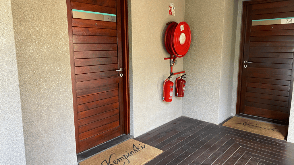 Kempinski Seychelles Zimmer Eingangstuer
