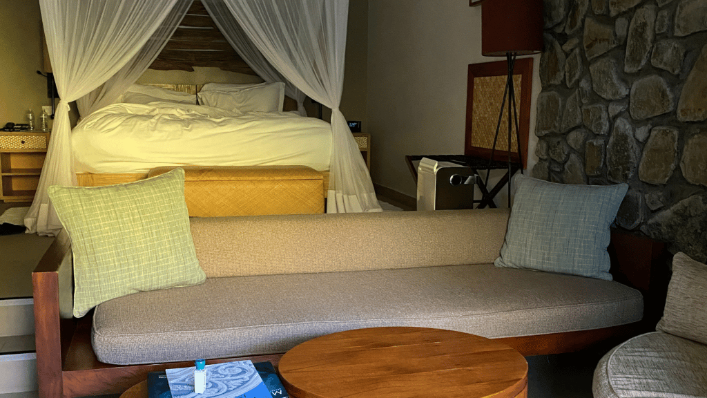 Kempinski Seychelles Zimmer Sitzecke Bett