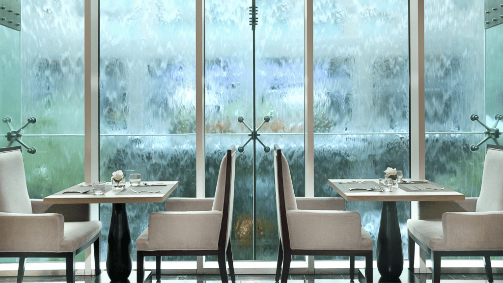 Ritz Carlton Dubai International Financial Centre Restaurant Cara Wasserfall Wand
