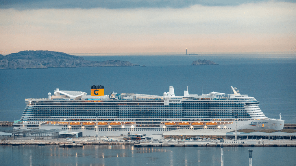 Costa Smeralda Schiff Hafen Marseille