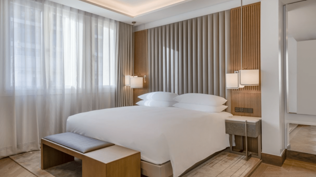 JW Marriott Madrid Suite Canalejas Schlafzimmer