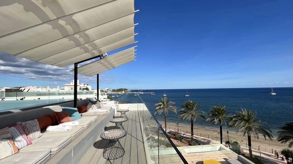 W Ibiza Rooftop mit Sitzmoeglichkeiten