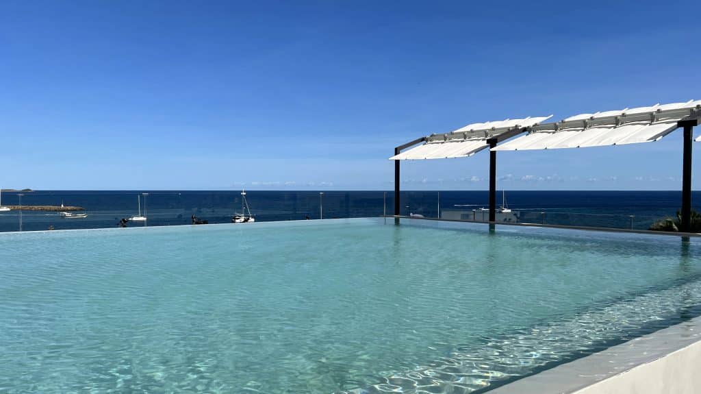 W Ibiza Rooftop Pool mit Meerblick