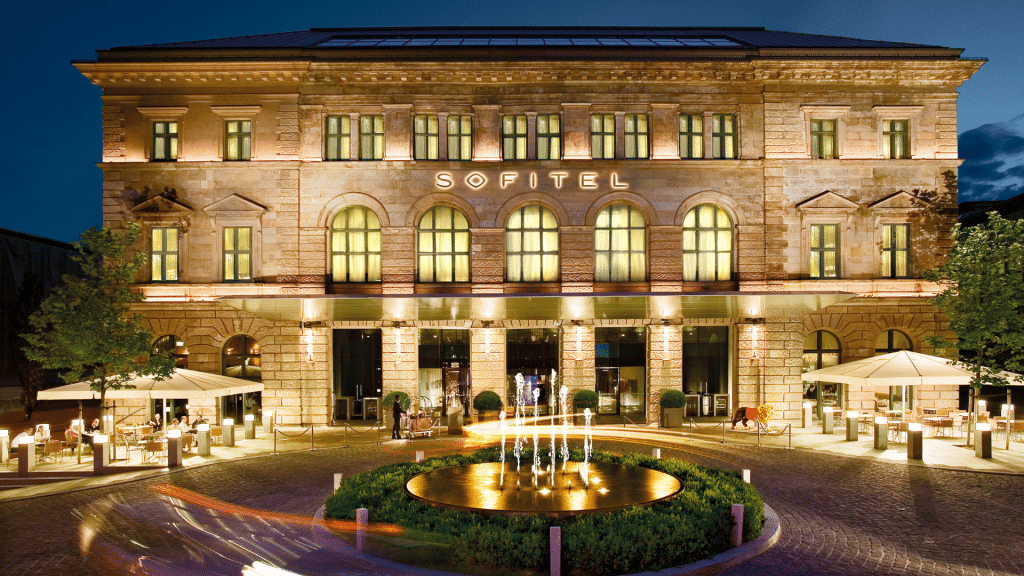 Sofitel Muenchen Bayerpost Aussenansicht Abend