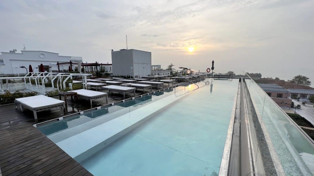 JW Marriott Venedig Rooftop Pool 4