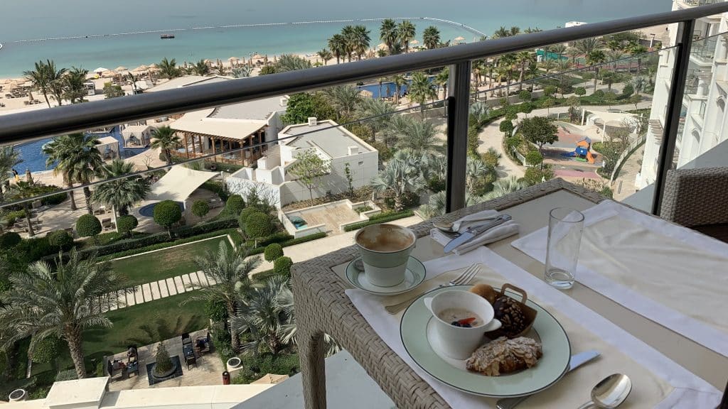 Waldorf Astoria Dubai Palm Jumeirah Lounge Fruehstueck