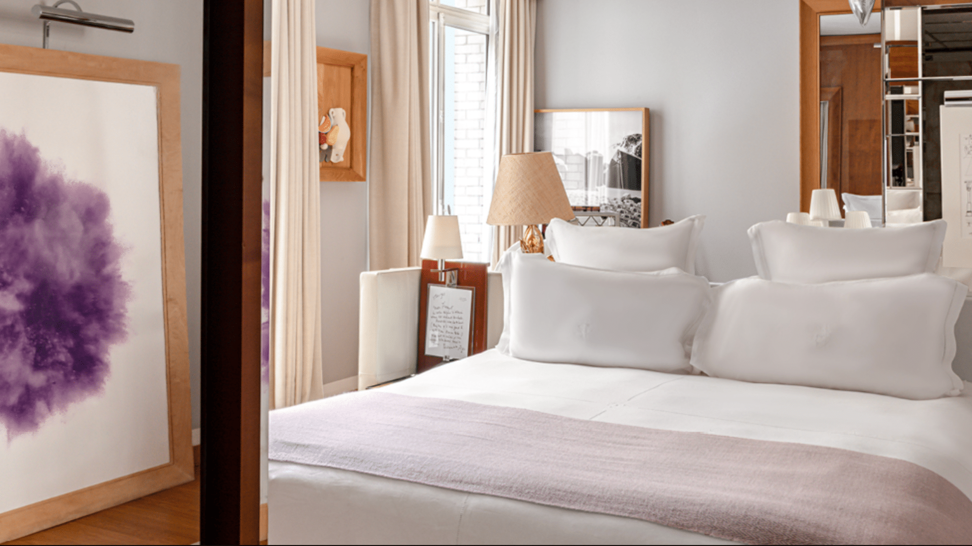 Zimmer mit Bett und Sitzbereich im Le Royal Monceau Raffles Paris