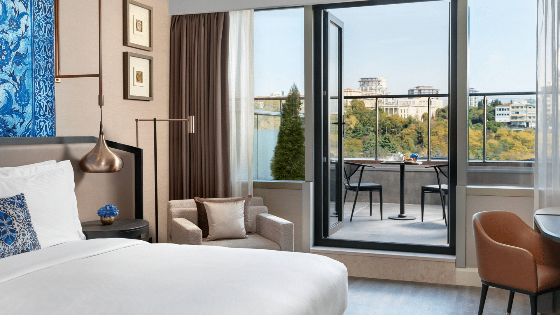 Zimmer mit Balkon und Blick über den Bosporus im The Ritz-Carlton Istanbul