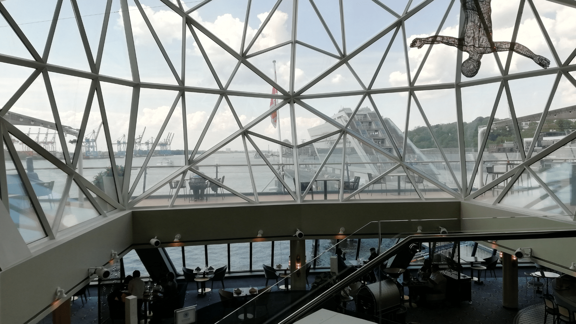 Abendliche Unterhaltung an Bord der Mein Schiff 4