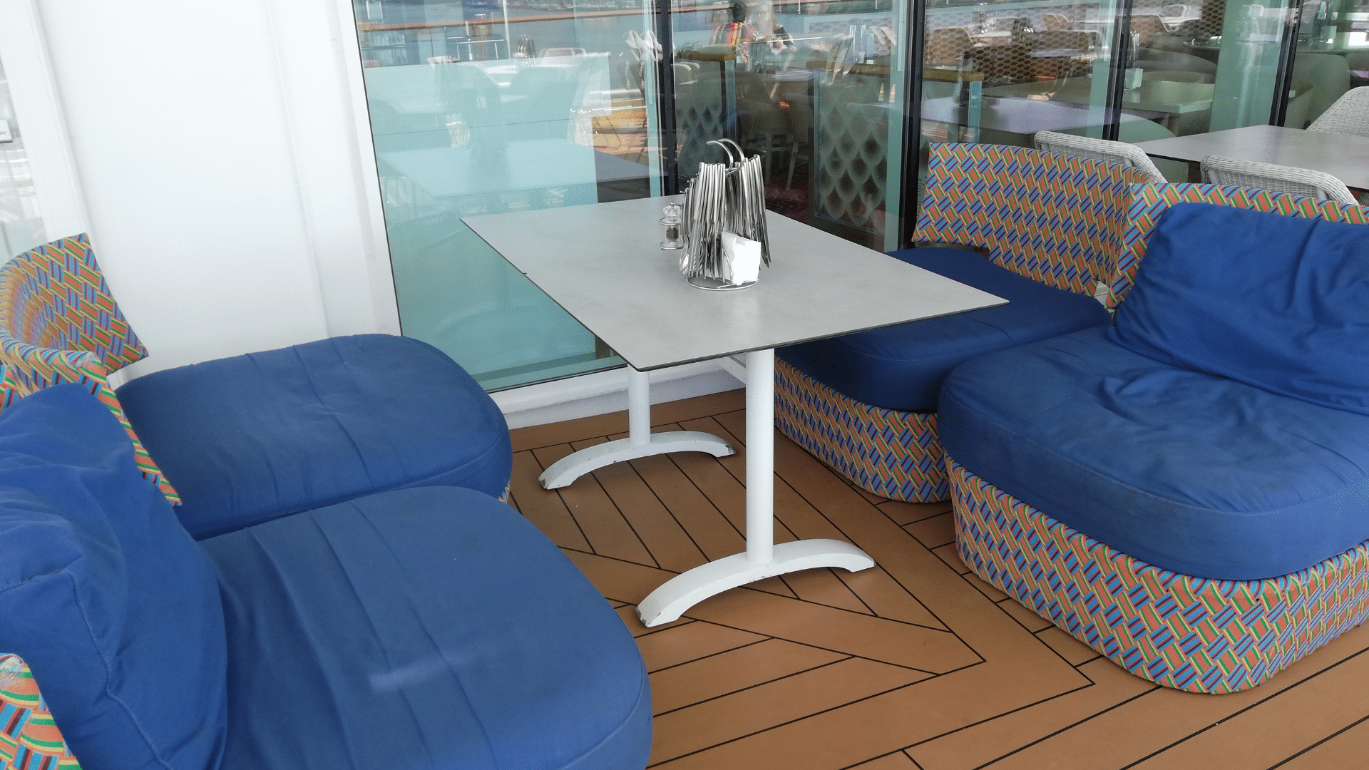 Sitzgelegenheiten im Außenbereich der Mein Schiff 4