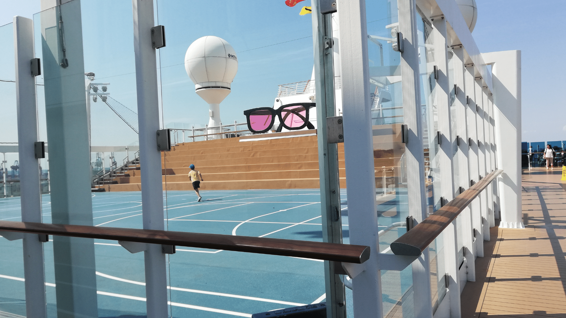 Der Sportplatz an Deck der Mein Schiff 4