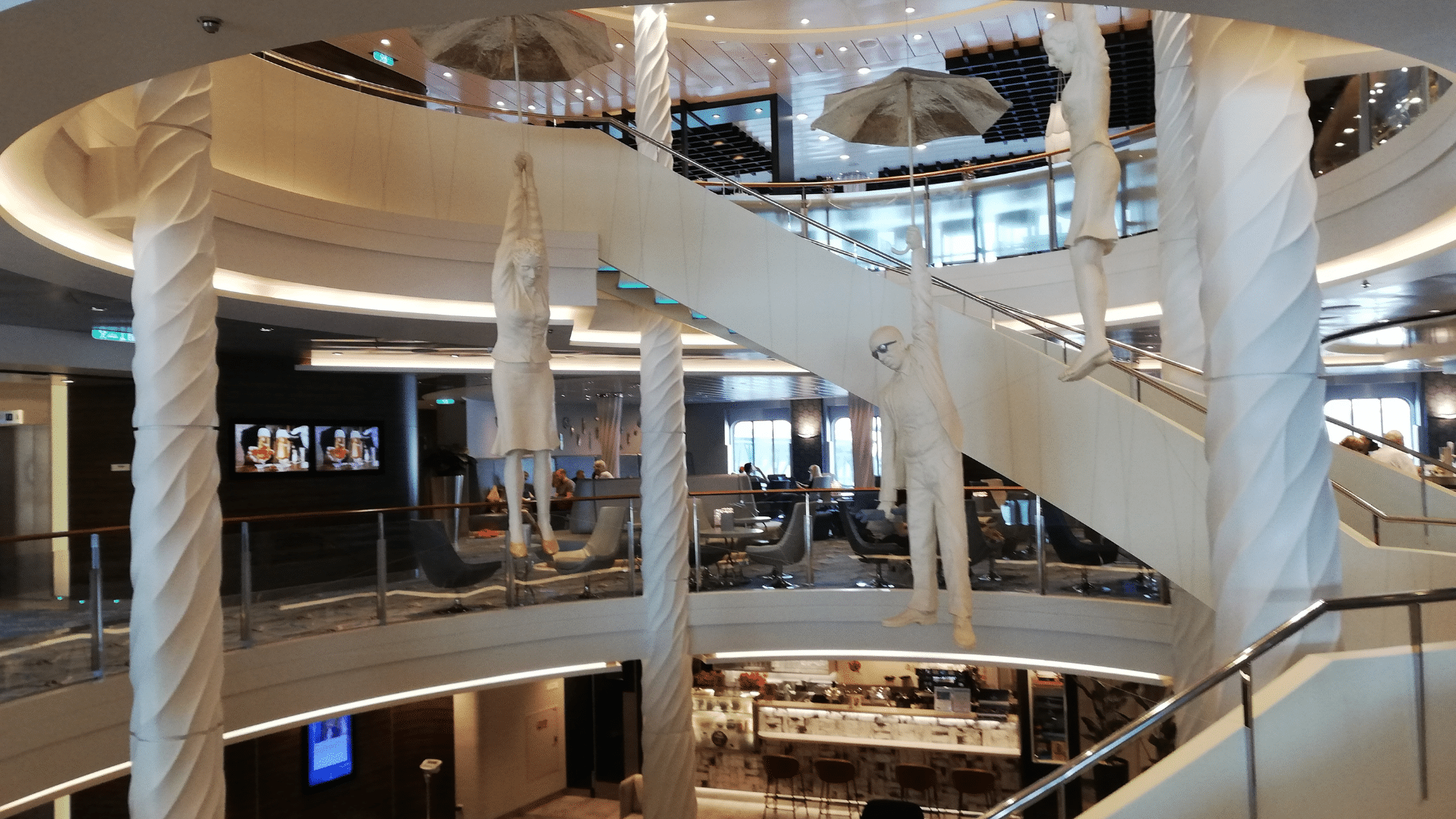 Das Treppenhaus verbindet die zwölf Gästedecks der Mein Schiff 4