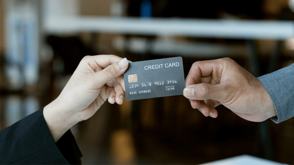 Finanzdienstleistungen der Novum Bank - Schwarze Kreditkarte
