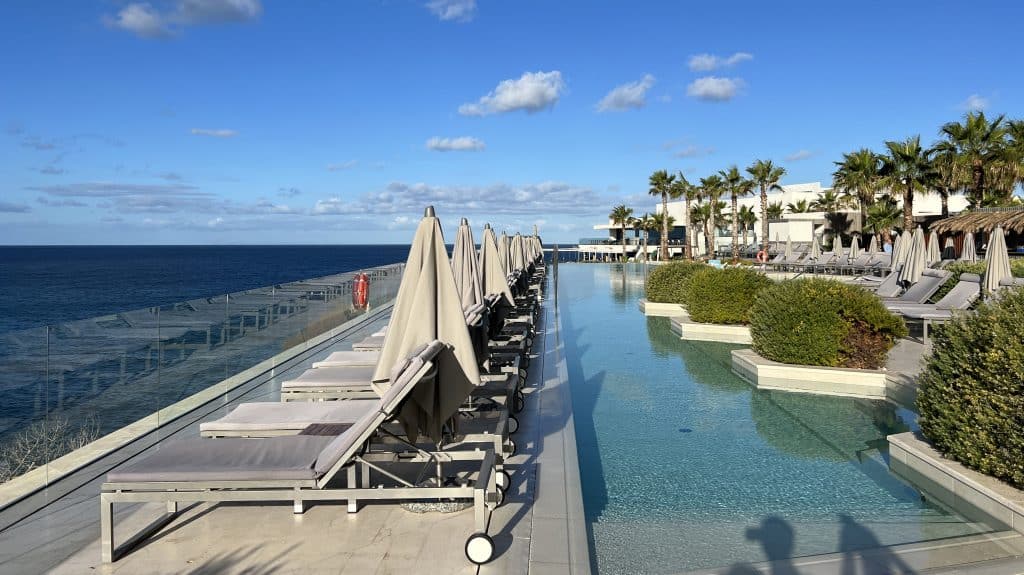 7Pines Resort Ibiza Infinity Pool Liegen 2