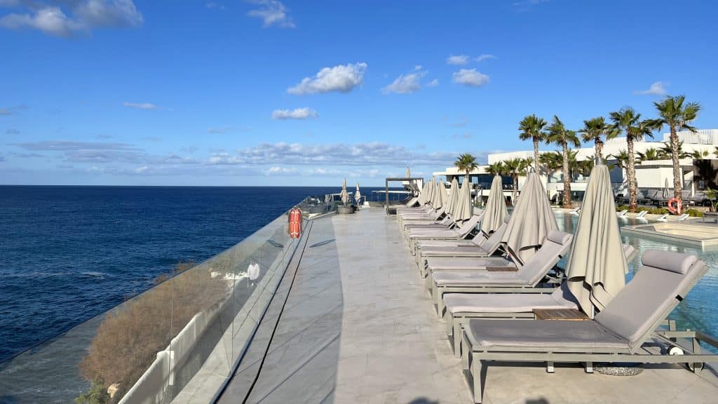 7Pines Resort Ibiza Infinity Pool Liegen 4