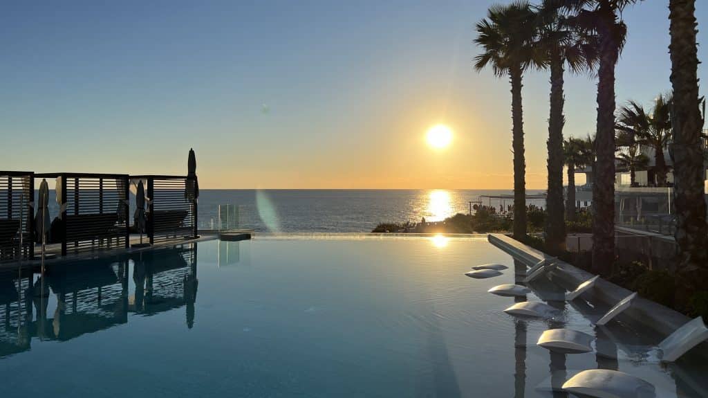 7Pines Resort Ibiza Infinity Pool Sonnenuntergang 3