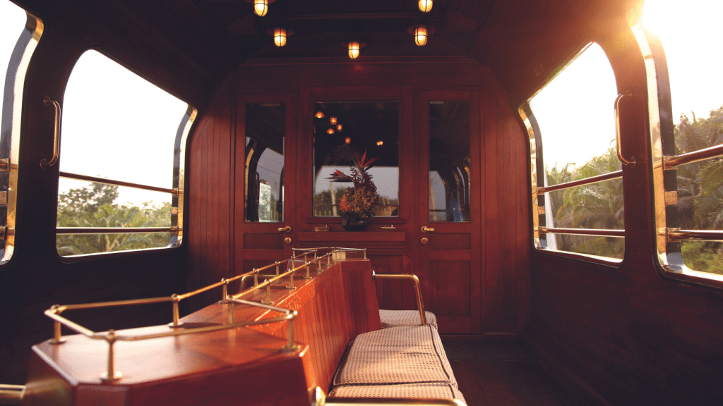 Belmond Eastern Oriental Express Aussichtswaggon Innenraum