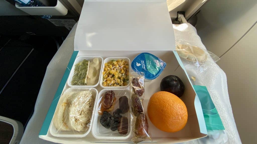 Oman Air Boeing 737 MAX 8 Business Class Snackbox Inhalt