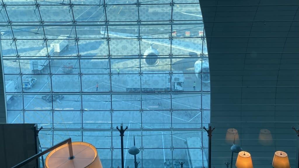 Blick auf Airbus A380 aus der Emirates Business Class Lounge Dubai International Airport