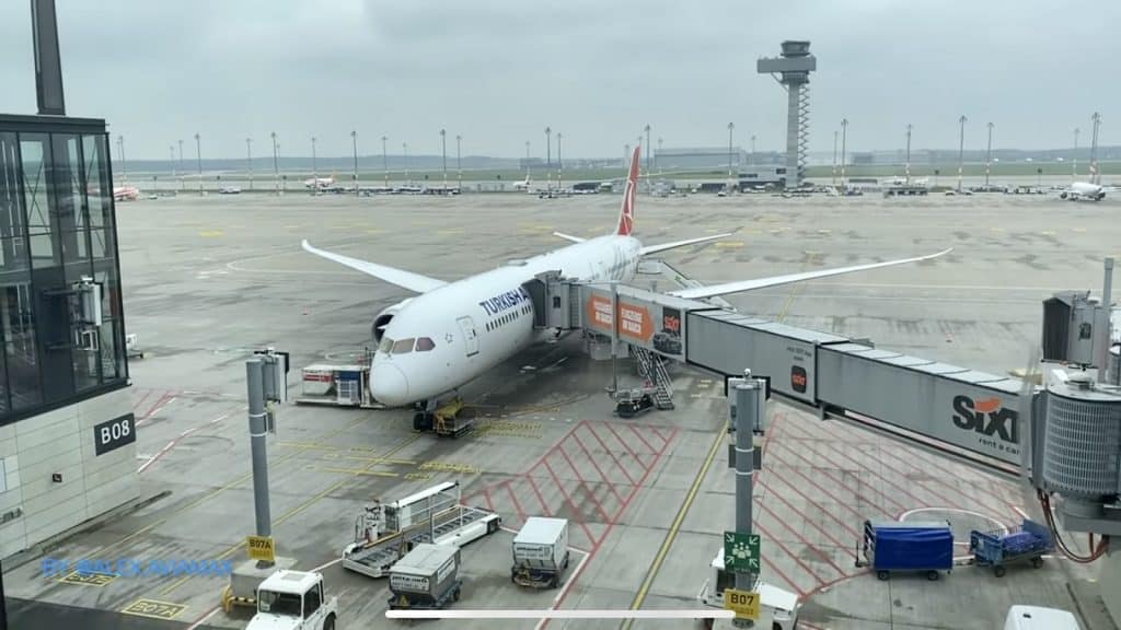 Turkish Airlines Boeing 787-9 am Gate in Berlin BER 