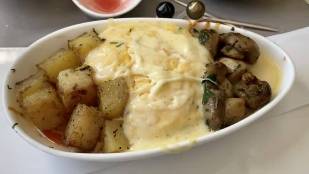 Turkish Airlines Business Class Hauptspeise Rührei mit Käse, Kartoffeln und Pilzen