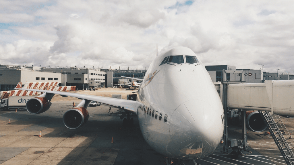 American Airline Boing mit Passagierbrücke