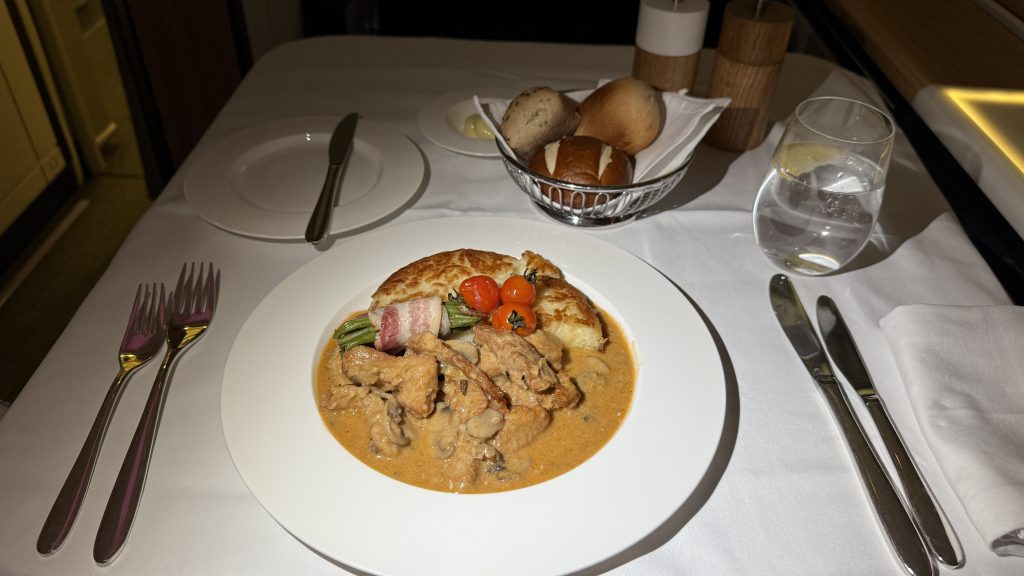 Swiss First Class Boeing 777 Abendessen Hauptgang