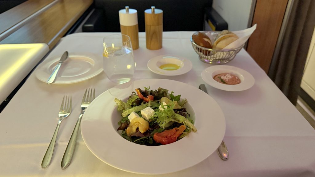 Swiss First Class Boeing 777 Abendessen Salat