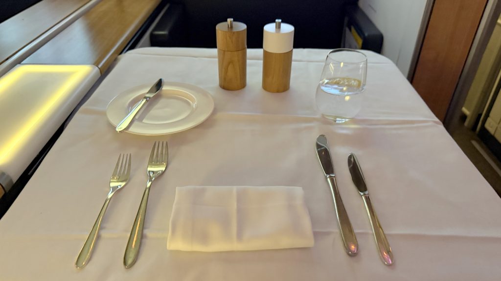 Swiss First Class Boeing 777 Tischgedeck