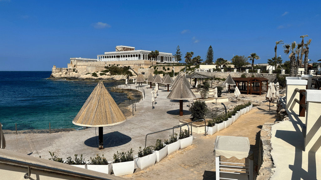 Westin Dragonara Resort Außenbereich am Meer mit Blick auf das Casino
