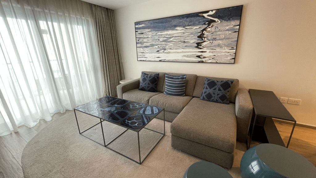 Die Couch in der Luxury Bay Suite 
