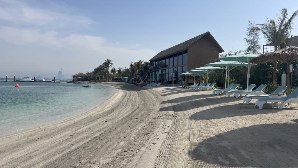 Anantara World Islands Dubai Resort Strand Reifenspuren
