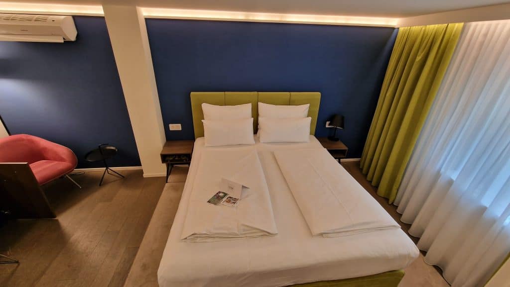 Hotel Stein Salzburg Standard View Zimmer Bett 1