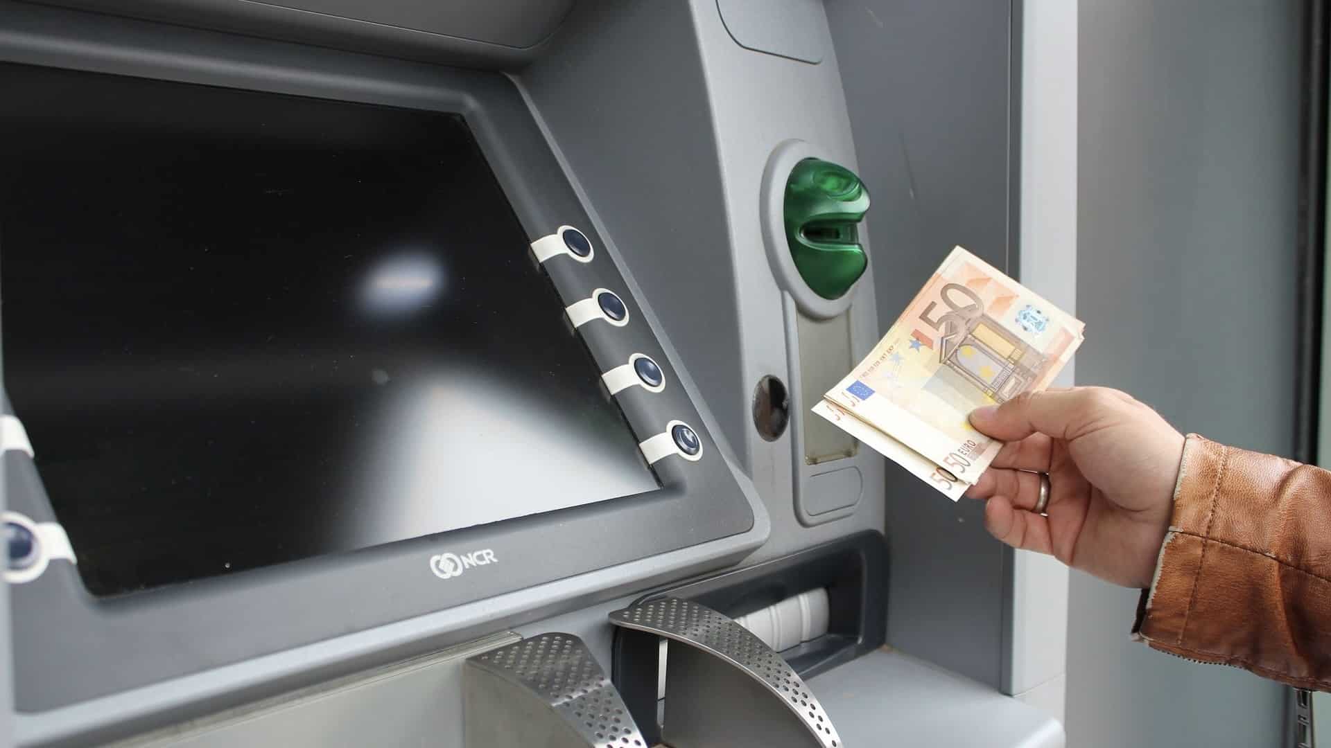 Bargeldabhebung am Automaten