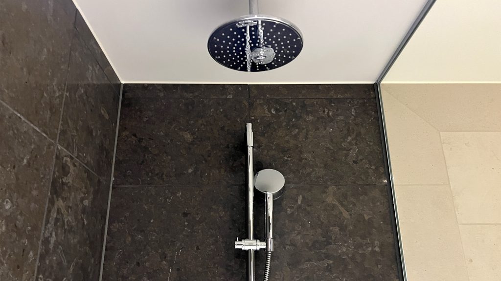 AlpenGold Davos Zimmer Bad Dusche