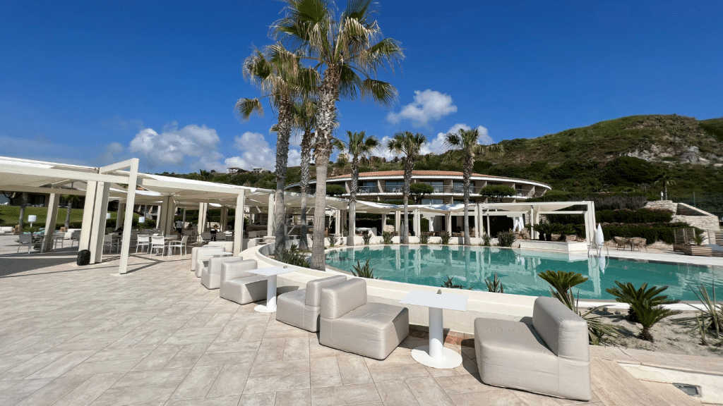 Capovaticano Thalasso Spa Resort Ausblick Auf Pool Und Bar