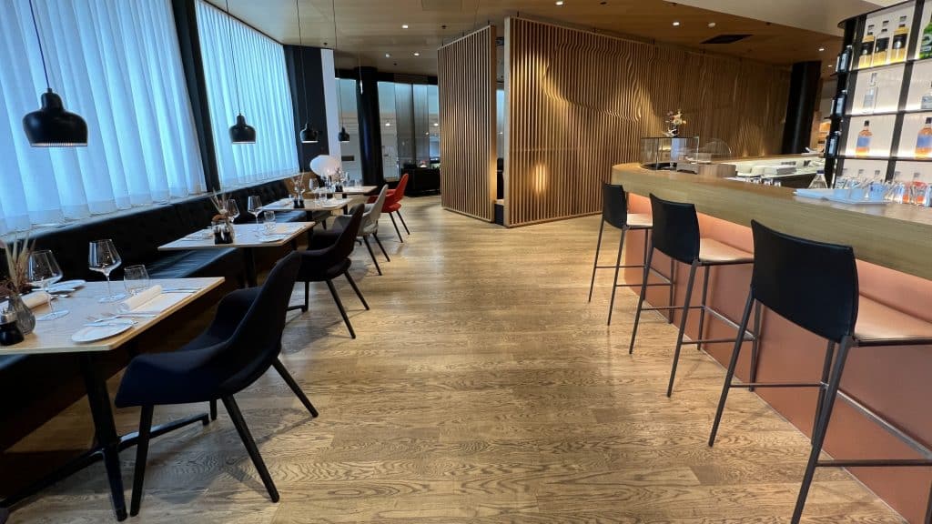 Swiss First Class Lounge Zuerich Restaurant Tische 