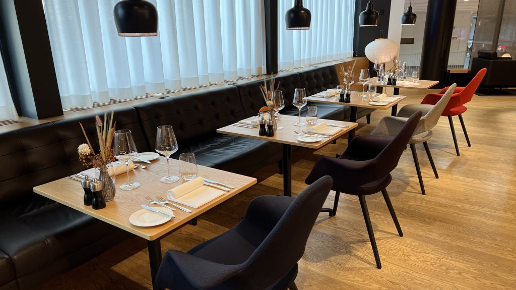 Swiss First Class Lounge Zuerich Restaurant Tische 