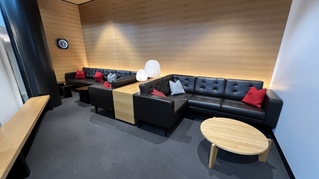 Swiss First Class Lounge Zuerich Sitzgelegenheiten 