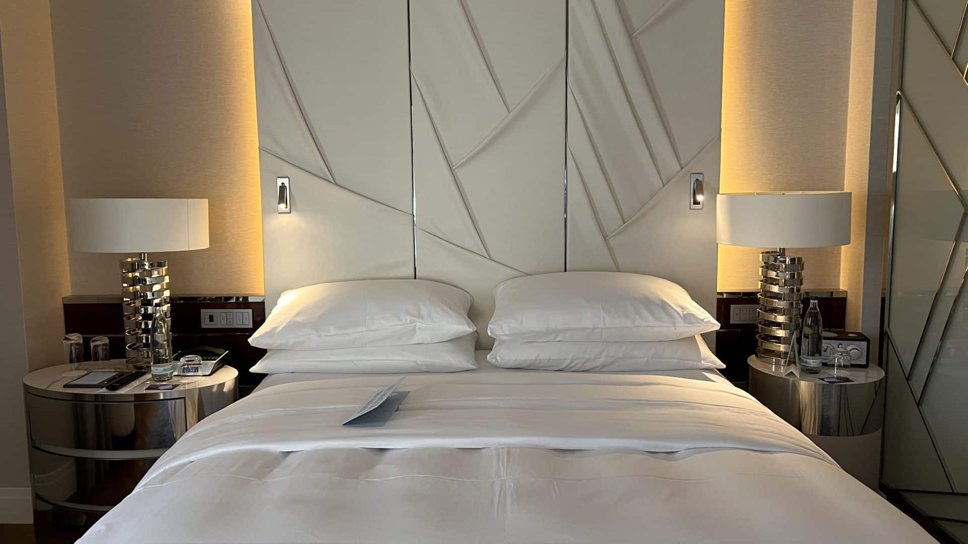 Zimmer mit Bett im The Ritz-Carlton Berlin im Art-déco-Stil