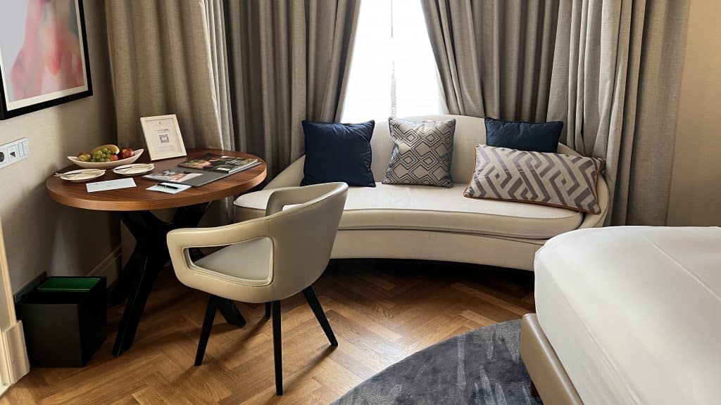 The Ritz Carlton Berlin Zimmer Couch Tisch