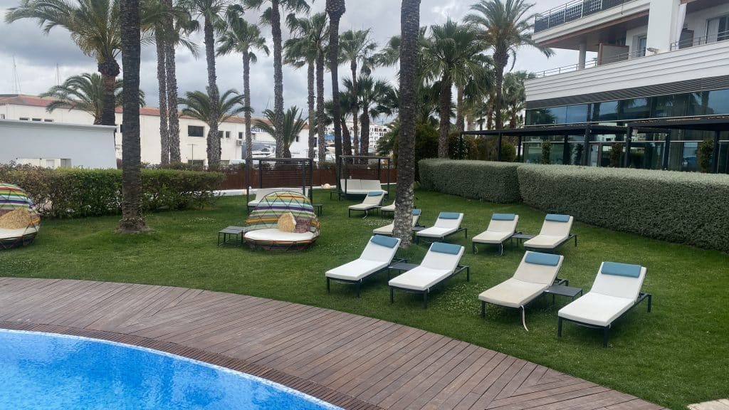 Aguas De Ibiza Pool Liegen