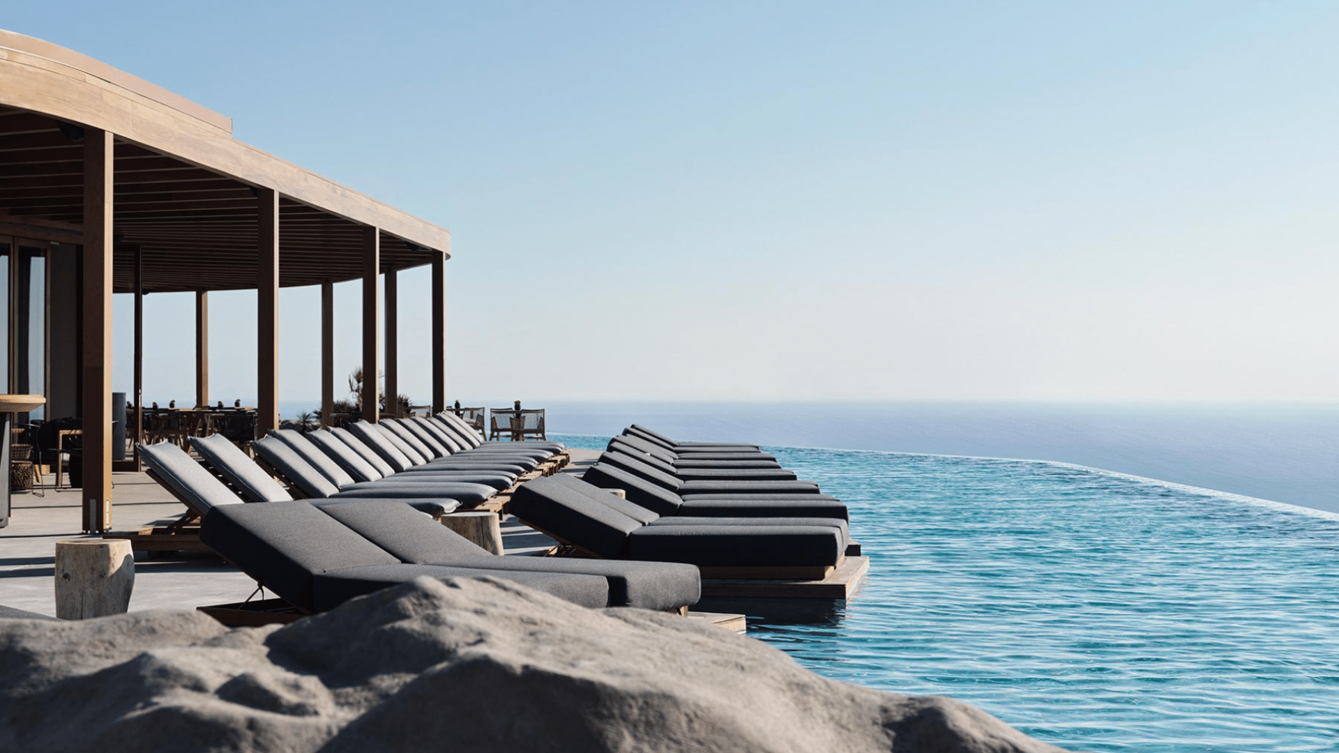 Magma Resort Santorini Pool Liegen