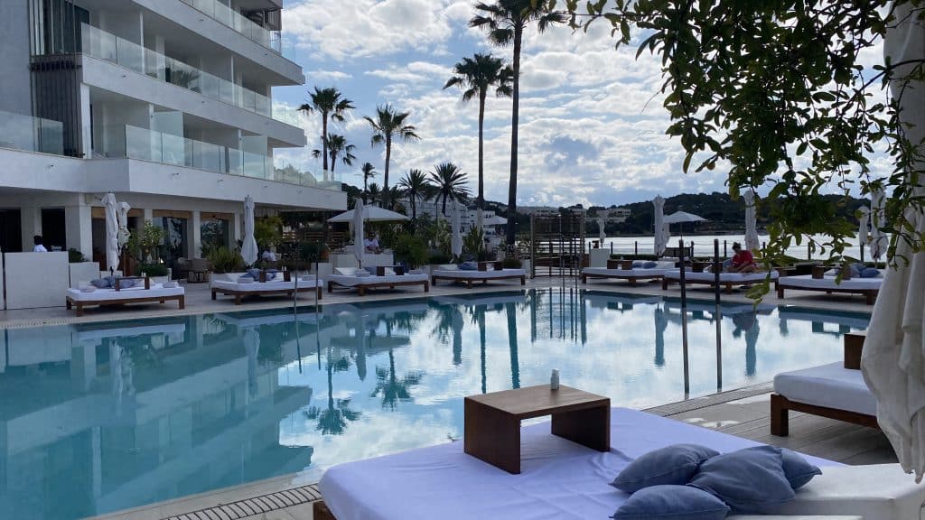 Nobu Hotel Ibiza Bay Pool von Links