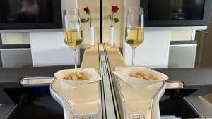 Lufthansa First Class A340 Champagner