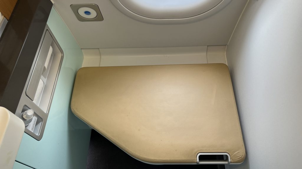Lufthansa First Class A340 Toilette Sitzmoeglichkeit