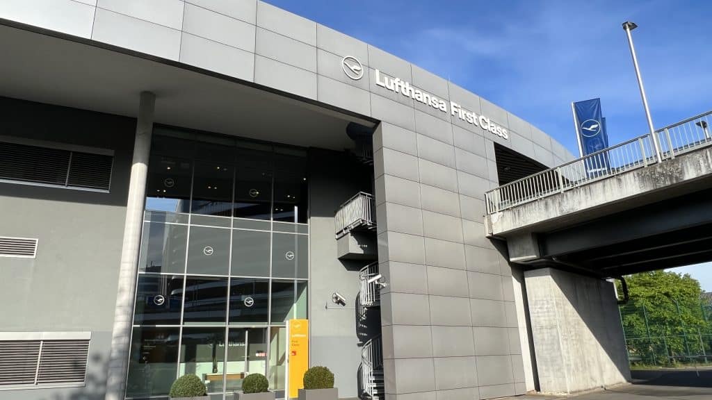 Lufthansa First Class Terminal Außen 