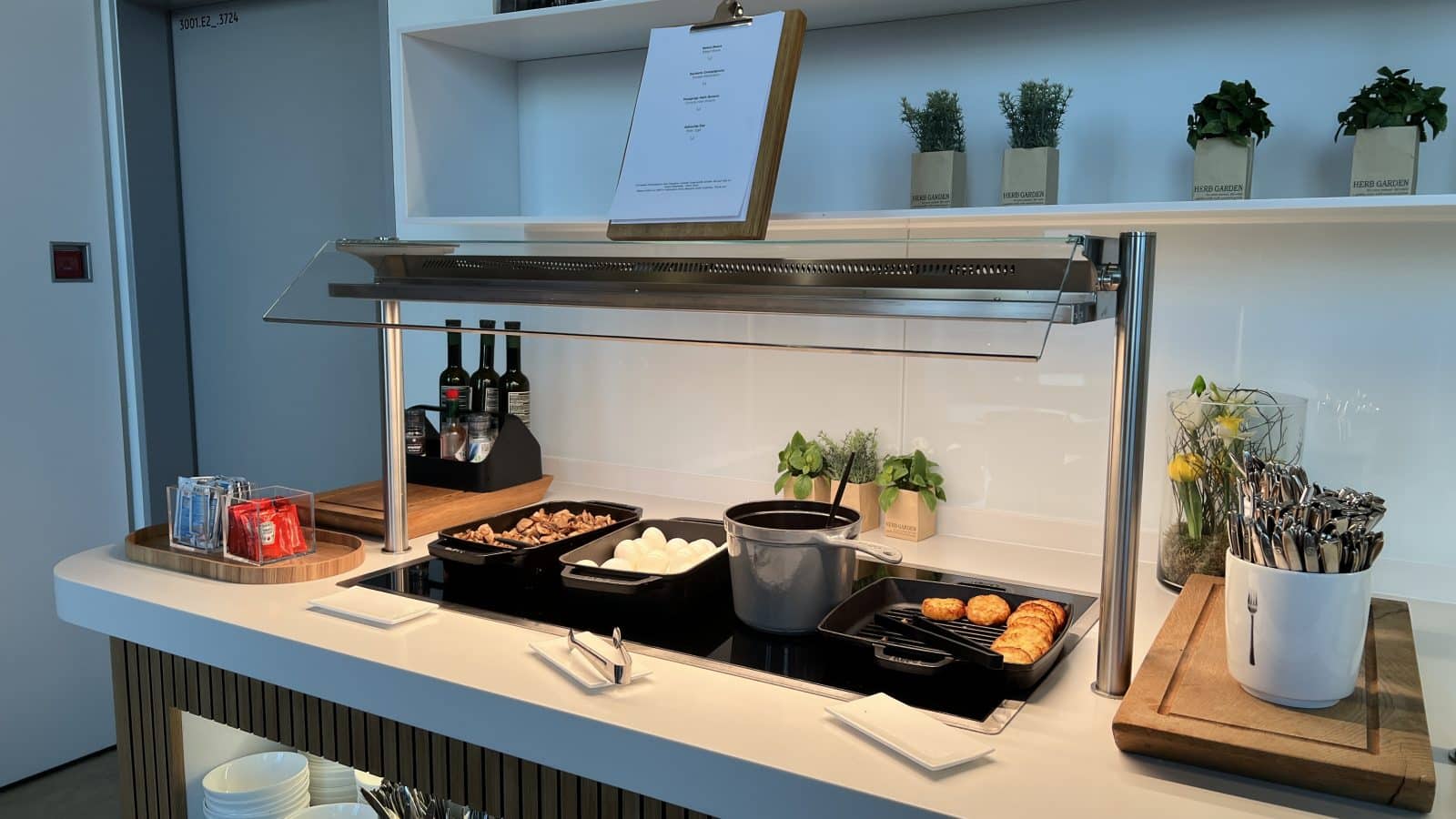 Sentor Buffe Review: Lufthansa Senator Lounge Berlin