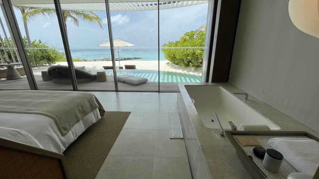 The Ritz Carlton Maldives Fari Islands Aussicht Von Bett Und Badewanne
